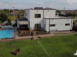 Casa cu piscina si vedere la padure