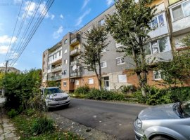 Apartament decomandat 3 camere în Grădiște, accesibil și spațios.