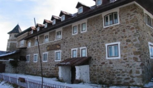 Un hotel - chalet elvetian, de vanzare pe Semenic