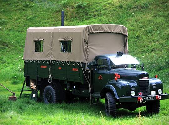 Un camion vechi al pompierilor, transformat in hotel