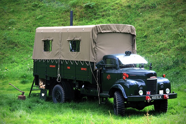 Un camion vechi al pompierilor, transformat in hotel