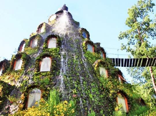 Hotelul care seamănă cu o vizuină