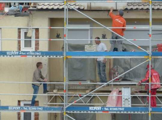 Romanii aloca intre 2.000 si 4.000 de euro pentru renovarea unei locuinte: economiile pierd teren, iar principala sursa de venit este creditul bancar