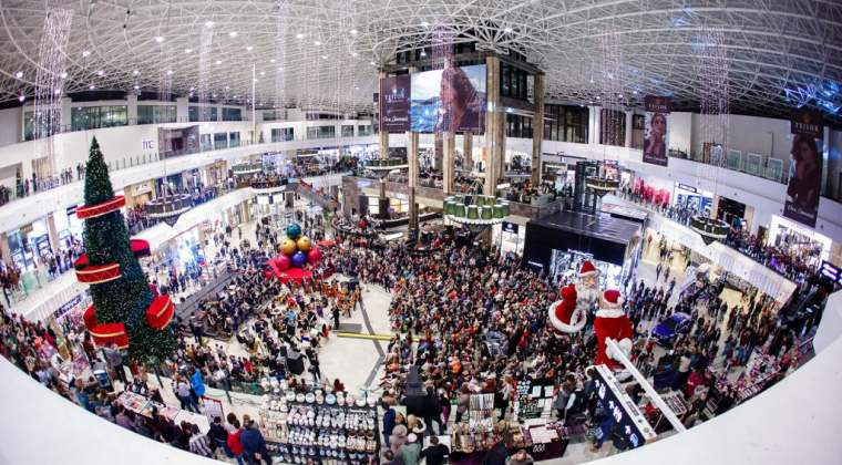 Dezvoltatorii centrelor comerciale investesc sute de mii de euro in patinoare si in amenajarea targurilor de Craciun